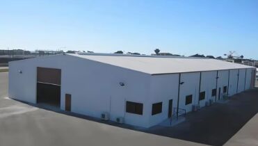 Промышленные стальные сооружения для экспорта Префабрикованные стальные склады Мастерская с индивидуальными размерами Антисейсмическое коррозионное покрытие Подходящие производственные предприятия Коммерческие объекты